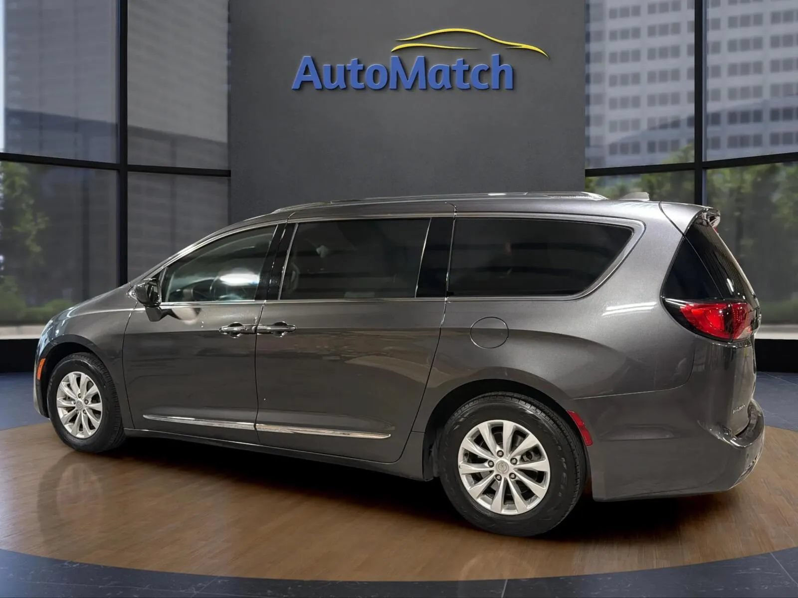 Used 2019 Chrysler Pacifica Touring-L FWD image 8