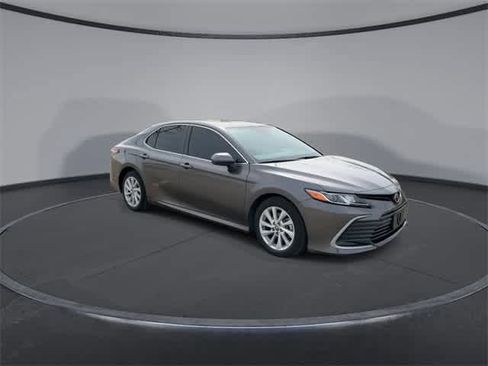 Used 2022 Toyota Camry LE image 2