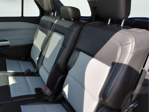 Used 2022 Ford Explorer XLT w/ Equipment Group 202A image 39