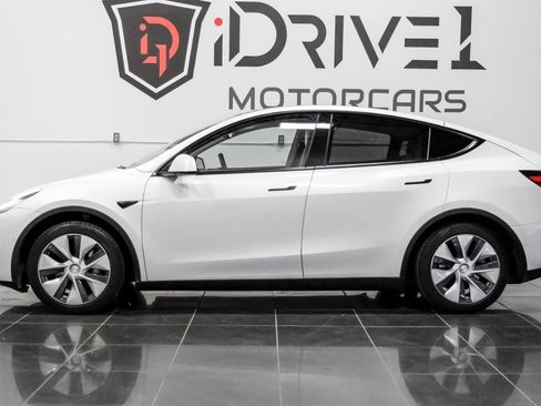 Used 2022 Tesla Model Y Long Range image 12