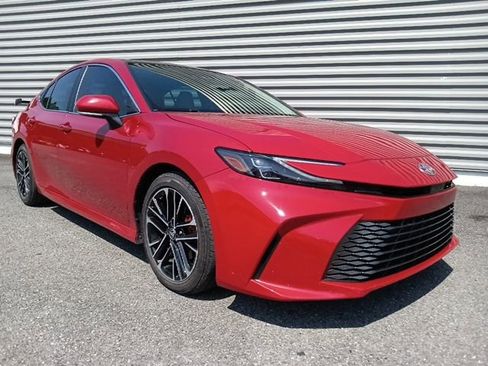 Used 2025 Toyota Camry XLE FWD image 1