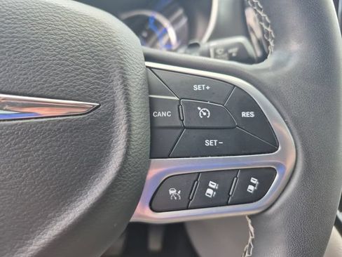 Used 2022 Chrysler Pacifica Touring-L FWD image 23