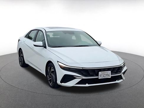 Used 2025 Hyundai Elantra SEL image 3