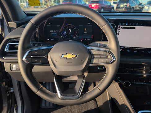 Used 2025 Chevrolet Traverse LT image 20