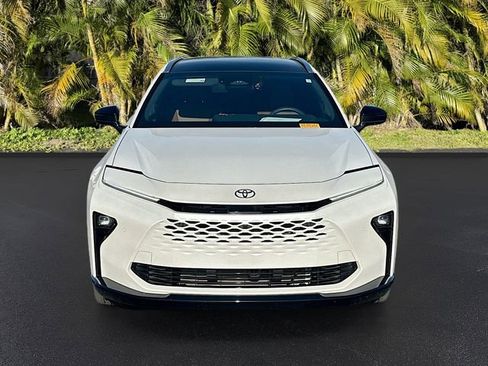 Used 2025 Toyota Crown Signia w/ Advanced Technology Package image 2