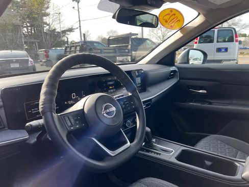 Used 2025 Nissan Kicks SV image 14