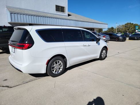 New 2026 Chrysler Pacifica Select image 4