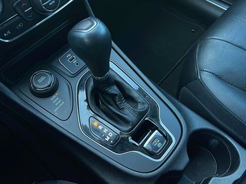 Used 2019 Jeep Cherokee Limited image 25