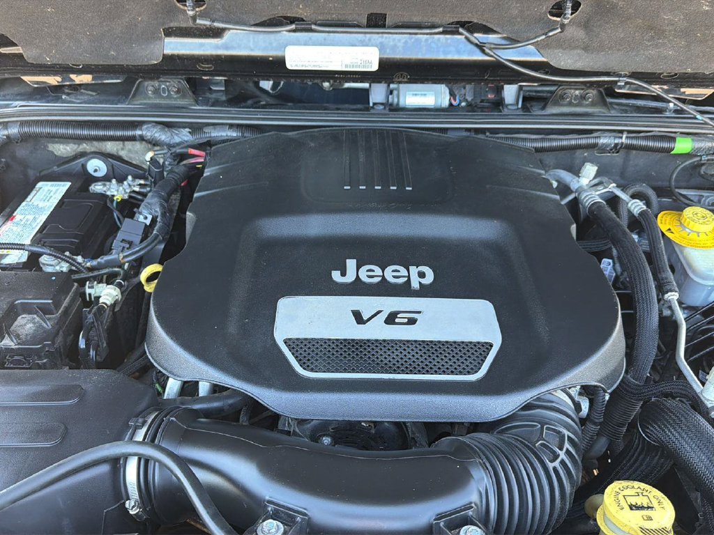 Used 2018 Jeep Wrangler Unlimited Sahara w/ Connectivity Group AWD/4WD image 32