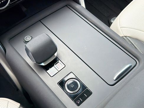 Certified 2025 Land Rover Discovery Dynamic SE AWD/4WD image 28