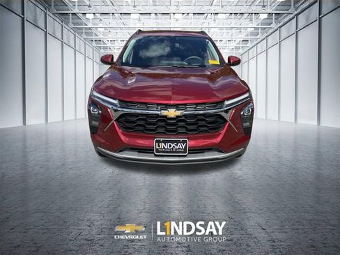 Used 2025 Chevrolet Trax LT FWD image 3
