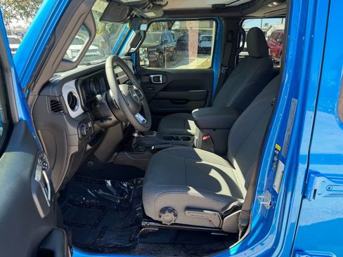 Used 2025 Jeep Wrangler Sahara image 15