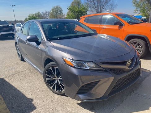 Used 2018 Toyota Camry SE w/ Moonroof Package image 15