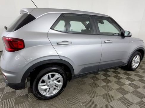 Used 2025 Hyundai Venue SE FWD image 4