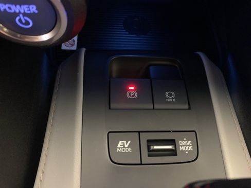 Used 2021 Toyota Venza LE image 14