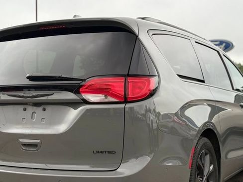 Used 2020 Chrysler Pacifica Limited FWD image 42