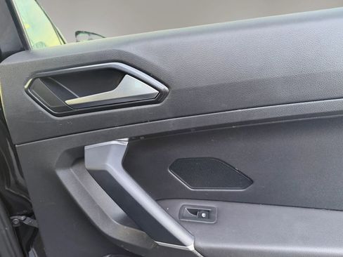 Used 2018 Volkswagen Tiguan SE image 38