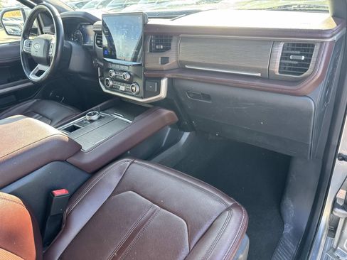 Used 2024 Ford Expedition Limited image 13