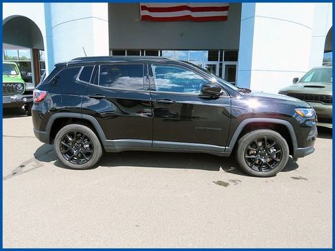 Used 2023 Jeep Compass Latitude w/ Sun and Sound Group AWD/4WD image 1