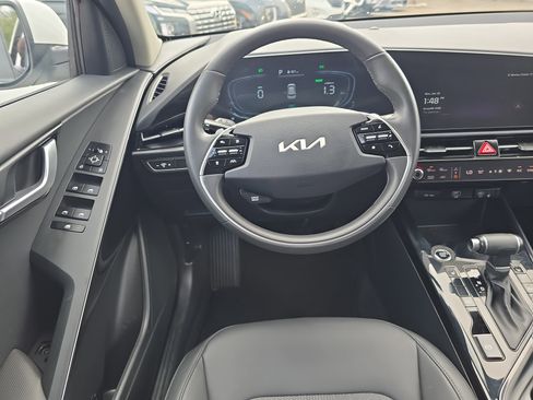 Certified 2025 Kia Niro EX image 15