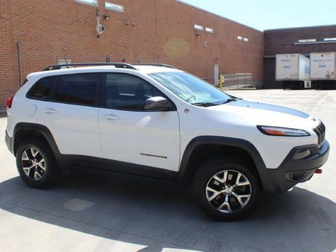 Used 2018 Jeep Cherokee Trailhawk AWD/4WD image 6