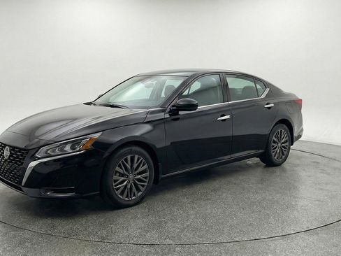 Used 2025 Nissan Altima 2.5 SV image 3