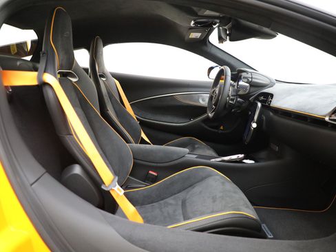 Used 2024 McLaren Artura RWD image 29
