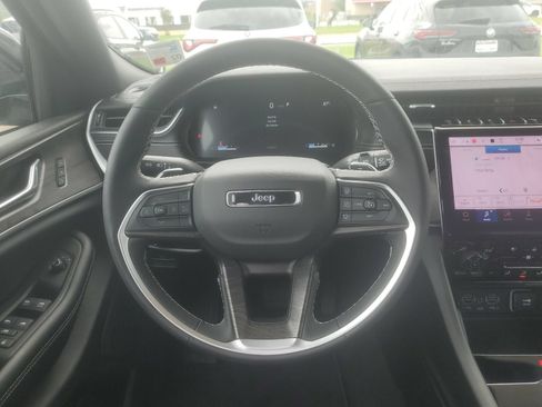 Used 2025 Jeep Grand Cherokee Limited w/ Luxury Tech Group II RWD image 11