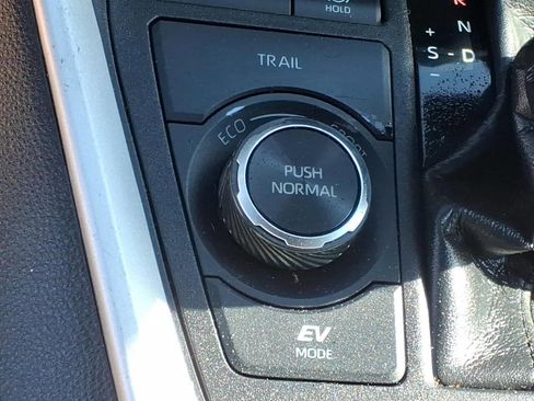 Used 2021 Toyota RAV4 LE AWD/4WD image 22