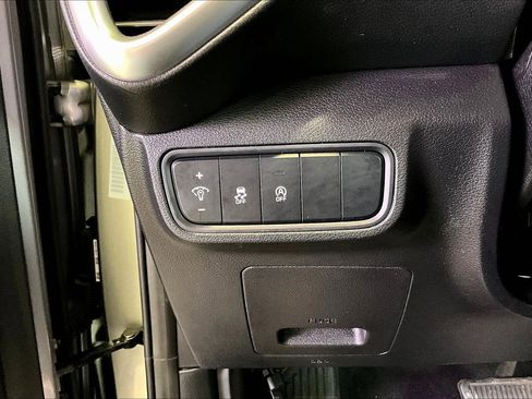 Used 2023 Kia Soul LX w/ Option Group 015 FWD image 17