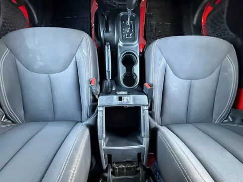 Used 2018 Jeep Wrangler Unlimited Sahara w/ Connectivity Group AWD/4WD image 39