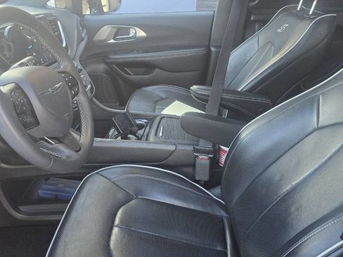 Used 2023 Chrysler Pacifica Limited w/ S Appearance Package image 10