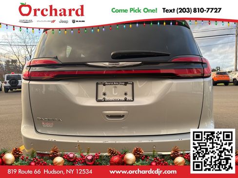Used 2023 Chrysler Pacifica Touring image 4