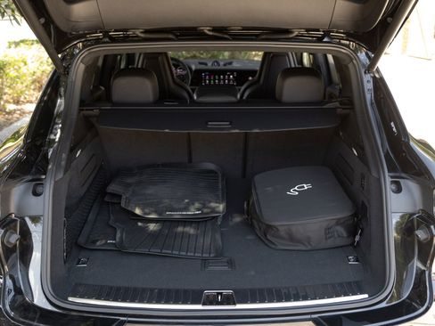 Certified 2025 Porsche Cayenne Turbo AWD/4WD image 29