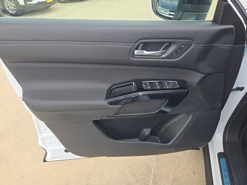 New 2026 Nissan Pathfinder Platinum FWD image 11