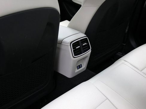 Used 2025 Genesis G70 2.5T image 13