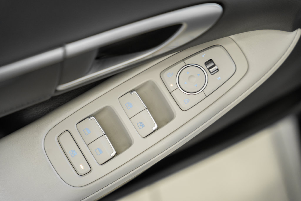 Used 2025 Hyundai Sonata Limited FWD image 38