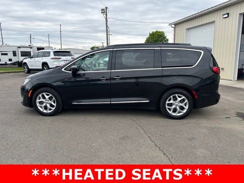 Used 2017 Chrysler Pacifica Touring-L w/ Tire & Wheel Group FWD image 6