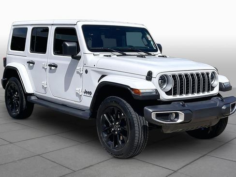 Used 2025 Jeep Wrangler Sahara AWD/4WD image 3