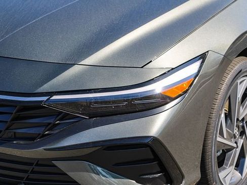 New 2025 Hyundai Elantra Limited image 10