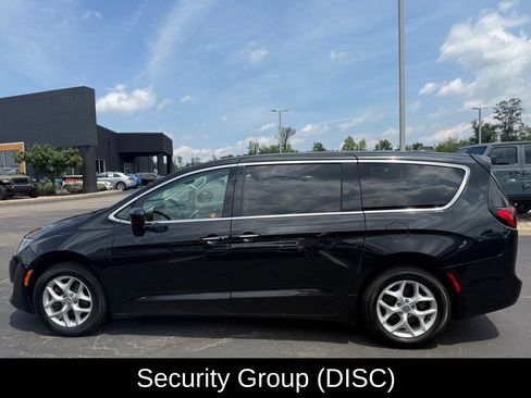 Used 2018 Chrysler Pacifica Touring Plus w/ Tire & Wheel Group FWD image 7