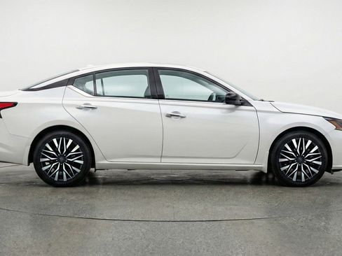 Used 2025 Nissan Altima 2.5 SV FWD image 11