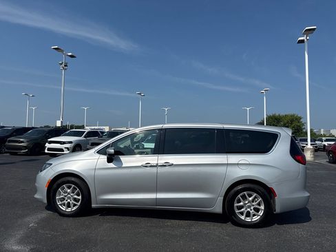 Used 2023 Chrysler Voyager LX FWD image 5