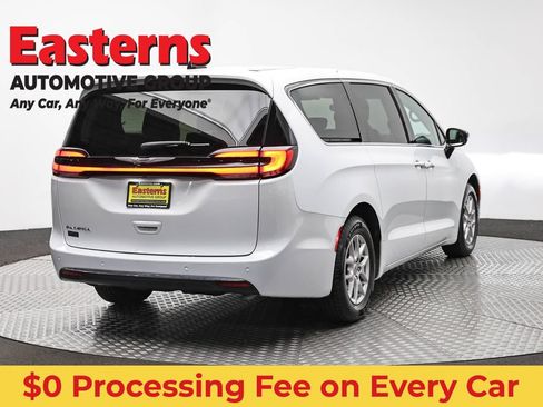 Used 2024 Chrysler Pacifica Touring-L FWD image 5