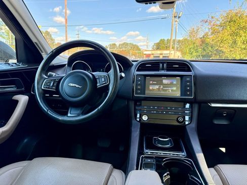 Used 2017 Jaguar F-PACE Prestige image 14