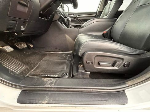 Used 2018 Toyota Highlander SE image 29