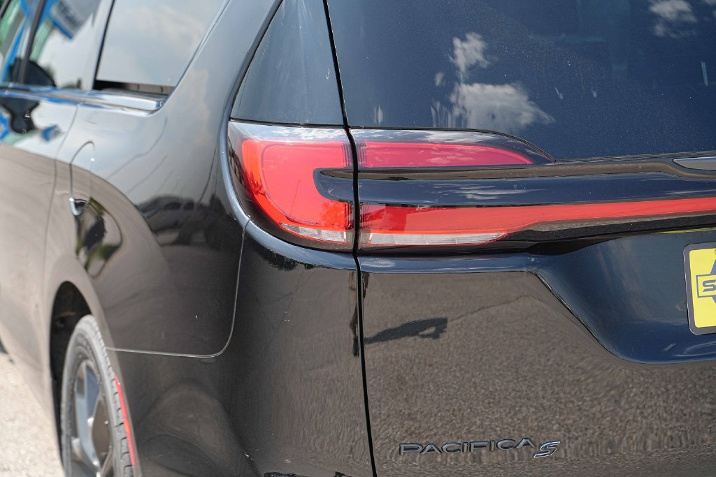 Used 2025 Chrysler Pacifica Limited FWD image 10