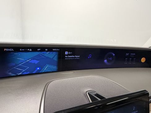 Used 2025 Lincoln Nautilus Reserve image 19