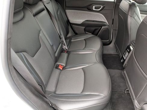 Used 2025 Jeep Compass Latitude image 33