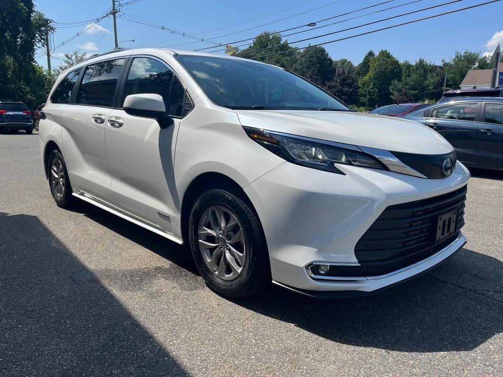 Used 2021 Toyota Sienna XLE w/ XLE Plus Package FWD image 4